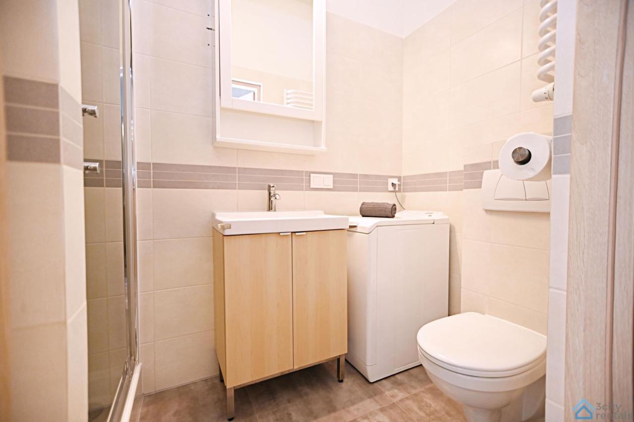 Beige And Red 3city In With Outdoor Parking By Renters *
