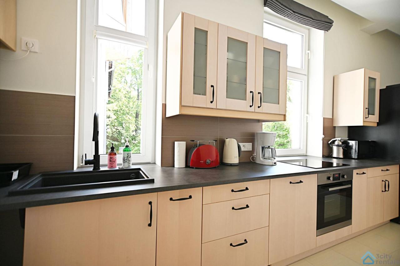 Beige And Red 3city In With Outdoor Parking By Renters