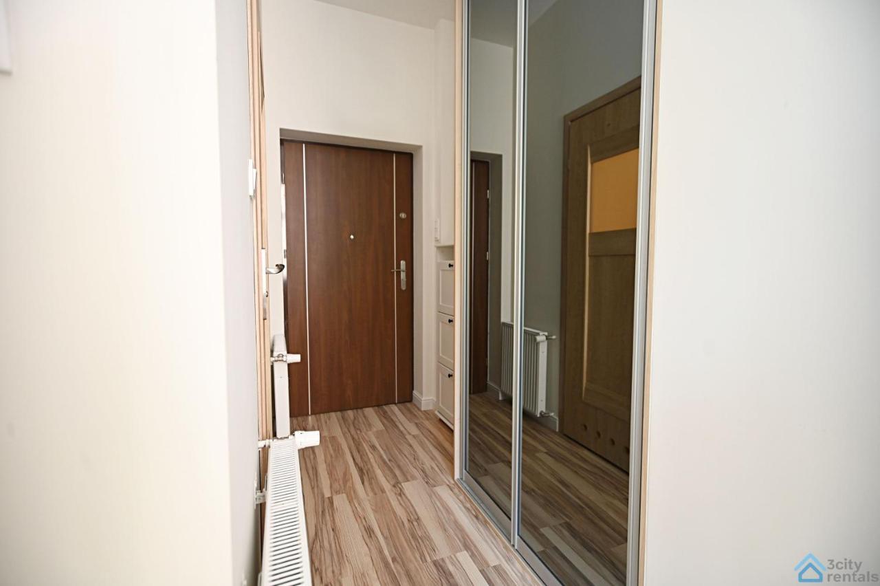 Beige And Red 3city In With Outdoor Parking By Renters Apartment *