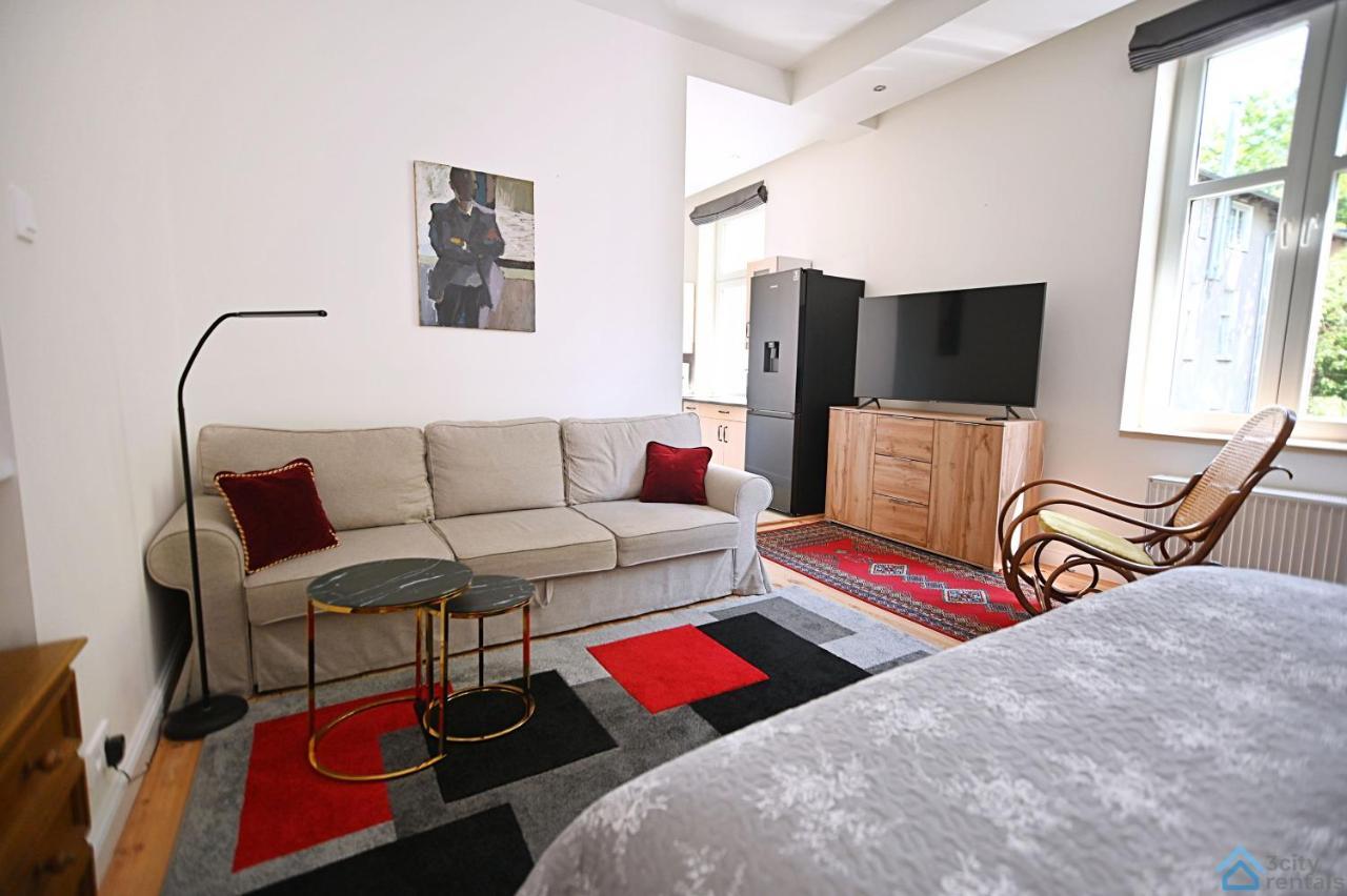 Apartment Beige And Red 3city In With Outdoor Parking By Renters *